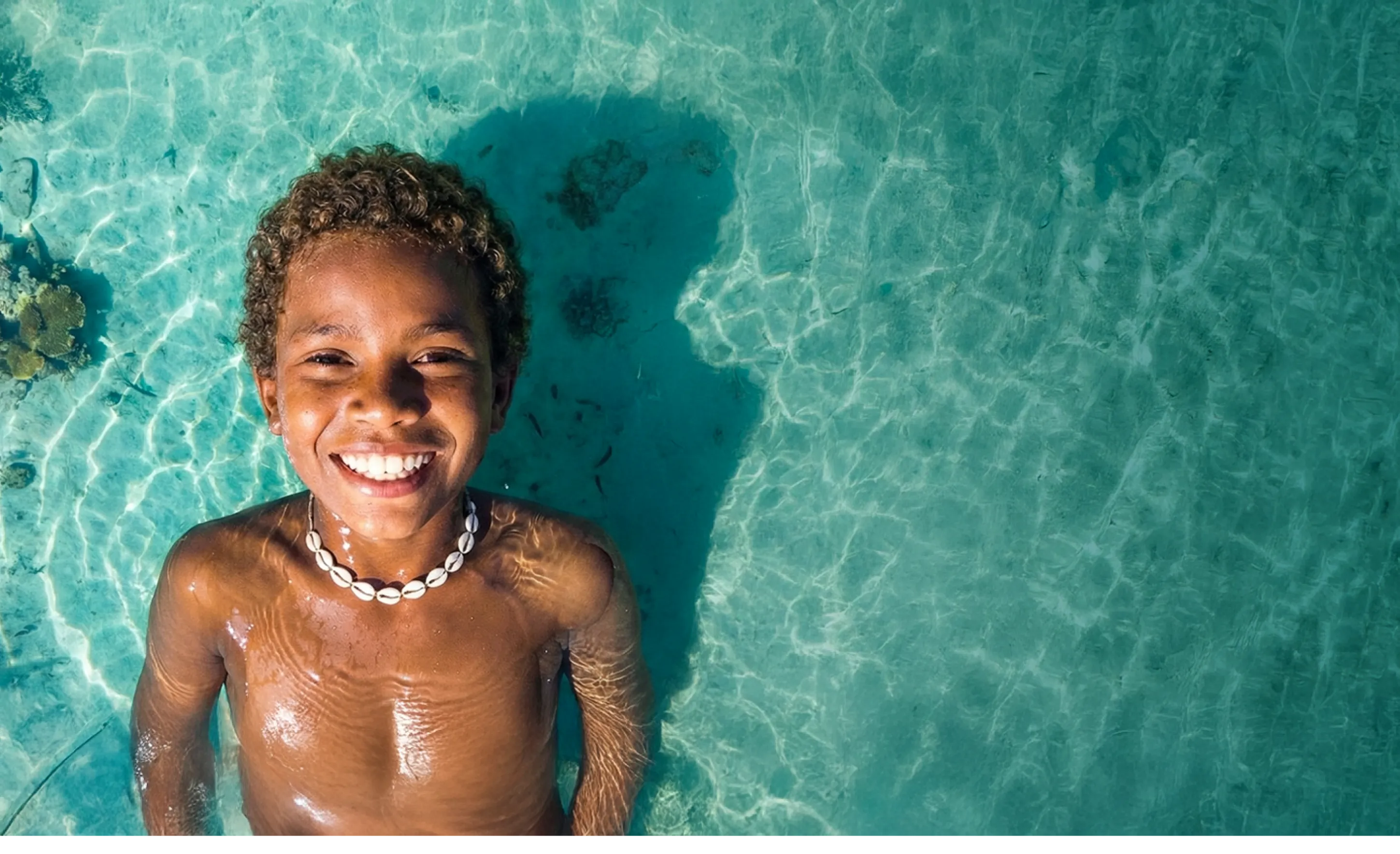 Un enfant souriant dans l'océan Indien — engagement humain et environnemental de Reunimer