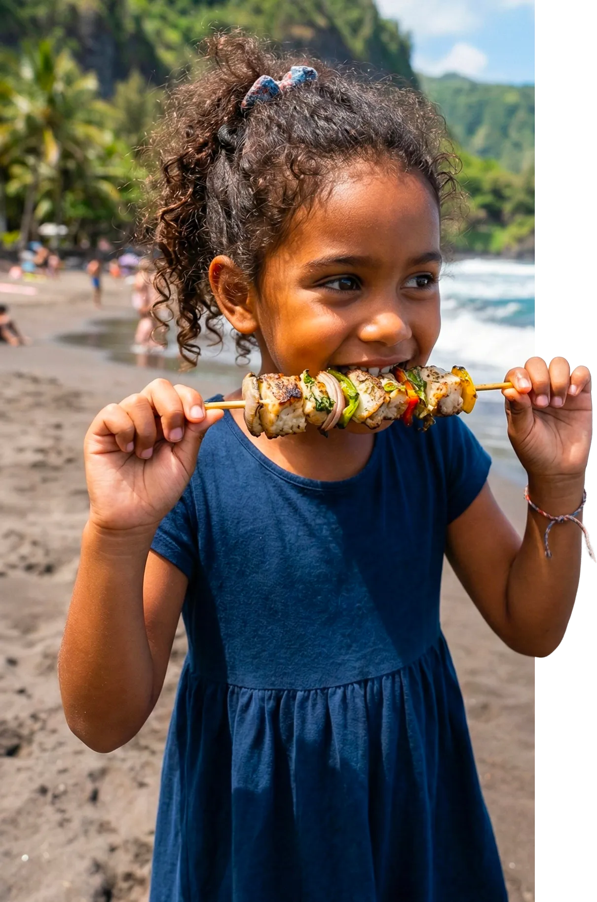 Jeune fille dégustant une brochette de poisson sur la plage